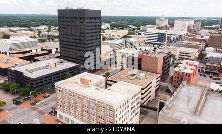 Topeka, Kansas, États-Unis - 17 juin 2023 : la lumière de l'après-midi brille sur les bâtiments historiques du centre-ville de Topeka. Banque D'Images