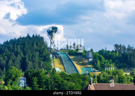 Innsbruck : montagne Berg Isel avec saut à ski dans la région Innsbruck, Tyrol, Tyrol, Autriche Banque D'Images