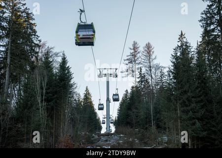 PRODUCTION - 18 décembre 2023, Bavière, Bischofsgrün : la nouvelle télécabine monocâble de 10 places relie la station de la vallée nord à la station supérieure de l'Ochsenkopf. Le nouveau téléphérique sur l'Ochsenkopf entre en service. Photo : Daniel Vogl/dpa Banque D'Images
