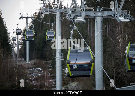 PRODUCTION - 18 décembre 2023, Bavière, Bischofsgrün : la nouvelle télécabine monocâble de 10 places relie la station de la vallée nord à la station supérieure de l'Ochsenkopf. Le nouveau téléphérique sur l'Ochsenkopf entre en service. Photo : Daniel Vogl/dpa Banque D'Images