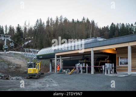 PRODUCTION - 18 décembre 2023, Bavière, Bischofsgrün : la nouvelle télécabine monocâble de 10 places relie la station de la vallée nord à la station de montagne Ochsenkopf. Le nouveau téléphérique sur l'Ochsenkopf commence à fonctionner. Photo : Daniel Vogl/dpa Banque D'Images