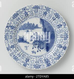 Soucoupe-plat avec scène de chasse, rouleaux de lotus et symboles auspicieux, anonyme, c. 1700 - c. 1724 soucoupe en porcelaine avec mur rond, côtelé et bord festonné, peinte en bleu sous-laque. Sur le plat une scène de chasse avec deux cavaliers armés dans un paysage, la chasse d'un lièvre ; le bord avec une bande connectée de Lotusranken, entre lesquels les huit symboles chanceux (chakra, coquille, parasol, baldaquin, lotus, vase, pêche, noeud infini) ; le dos avec seize branches de fleurs lâches. Marqué sur le dessous avec la marque à six caractères de Keizer Chenghua dans un double cercle. Rand légèrement endommagé. Bleu blanc. Chi Banque D'Images