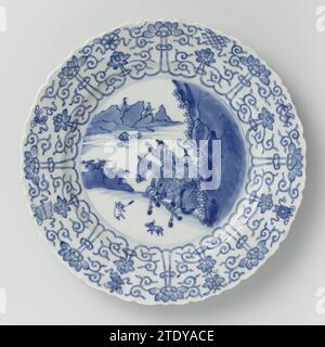 Soucoupe-plat avec scène de chasse, rouleaux de lotus et symboles auspicieux, anonyme, c. 1700 - c. 1724 soucoupe en porcelaine avec mur rond, côtelé et bord festonné, peinte en bleu sous-laque. Sur le plat une scène de chasse avec deux cavaliers armés dans un paysage, la chasse d'un lièvre ; le bord avec une bande connectée de Lotusranken, entre lesquels les huit symboles chanceux (chakra, coquille, parasol, baldaquin, lotus, vase, pêche, noeud infini) ; le dos avec seize branches de fleurs lâches. Marqué sur le dessous avec la marque à six caractères de Keizer Chenghua dans un double cercle. Rand légèrement endommagé. Bleu blanc. Chi Banque D'Images