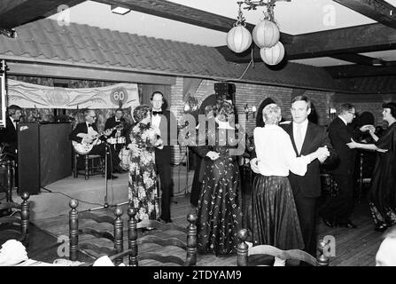 Célébrant les 60 ans de VCW, couples sur la piste de danse avec de la musique live du trio, 03-02-1979, Whizgle News from the Past, taillé pour l’avenir. Explorez les récits historiques, l'image de l'agence néerlandaise avec une perspective moderne, comblant le fossé entre les événements d'hier et les perspectives de demain. Un voyage intemporel façonnant les histoires qui façonnent notre avenir. Banque D'Images