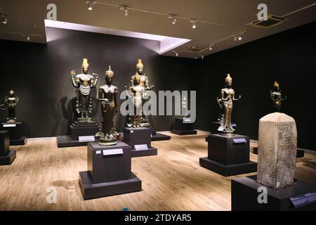 Une exposition de nombreuses statues de Bouddha debout en bronze. À l'intérieur du bâtiment Praphat Phiphaphan au Musée national de Bangkok, Thaïlande. Banque D'Images