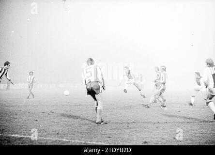 Ajax - Hertha BSC (Allemagne) 4 - 1, 05-11-1975, Whizgle nouvelles du passé, adaptées à l'avenir. Explorez les récits historiques, l'image de l'agence néerlandaise avec une perspective moderne, comblant le fossé entre les événements d'hier et les perspectives de demain. Un voyage intemporel façonnant les histoires qui façonnent notre avenir. Banque D'Images