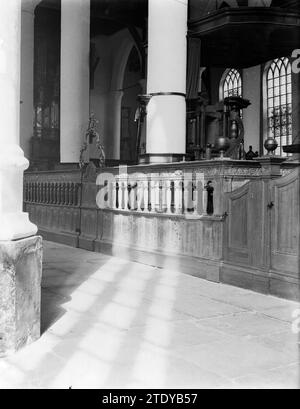 Intérieur de la Grote Kerk à Edam : piliers avec clôtures ornementées et chaire ca. 1932 Banque D'Images