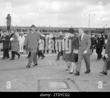 Le couple royal et la princesse Beatrix partent pour le Mexique la princesse Christina et la princesse Beatrix. A côté de Erik Hazelfhoff Roelfzema ca. 7 avril 1964 Banque D'Images