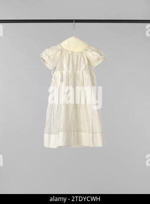 Robe pour enfants avec taille haute et coupe arrière avec corps batiste blanc, pour décoré avec un large siège intermédiaire plumetis et sur la manche bouffante courte également avec plumetis., Anonyme, 1850 - 1900 Robe pour enfants en batiste blanc avec une créature intermédiaire sur laquelle Plumétis broderie. Encolure bateau et manches bouffantes. Taille haute. Jupe à la main avec un zoom large. Fermeture au milieu derrière au moyen d'un code tunnel dans le cou et la taille. Aussi un cordon dans les manches bouffantes. Les bouquets sont brodés de coton blanc sur l'intermédiaire. L'intermédiaire, les manches soufflées et le Banque D'Images