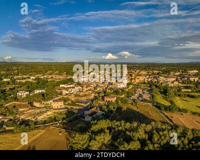 Vue aérienne du village de Sencelles et de ses champs et environs ruraux par un après-midi printanier avec nuages (Majorque, îles Baléares, Espagne) Banque D'Images