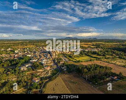 Vue aérienne du village de Sencelles et de ses champs et environs ruraux par un après-midi printanier avec nuages (Majorque, îles Baléares, Espagne) Banque D'Images