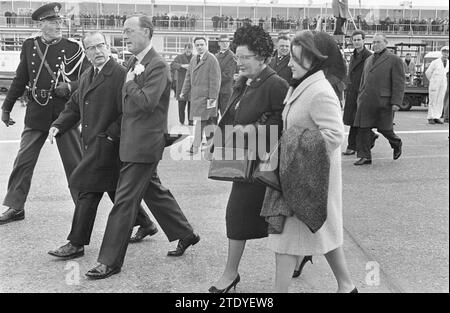 Couple royal et Princesse Beatrix partis pour le Mexique de Schiphol, départ. mr. H. Alberda (Président du Conseil de surveillance de Schiphol), Prince Bernhard, Reine Juliana et Princesse Margriet ca. 7 avril 1964 Banque D'Images
