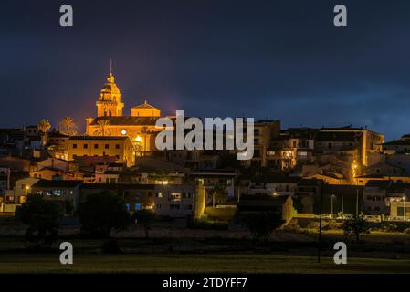 Église de Sant Bartomeu à Montuïri, illuminée à l'heure bleue et la nuit (Majorque, Îles Baléares, Espagne) ESP : Iglesia de Sant Bartomeu, Montuïri Banque D'Images