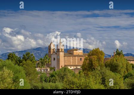 Église de Sant Cosme i Sant Damià dans la ville de Pina (Algaida), un matin de printemps. En arrière-plan, le Puig de Santa Magdalena (Majorque, Espagne) Banque D'Images