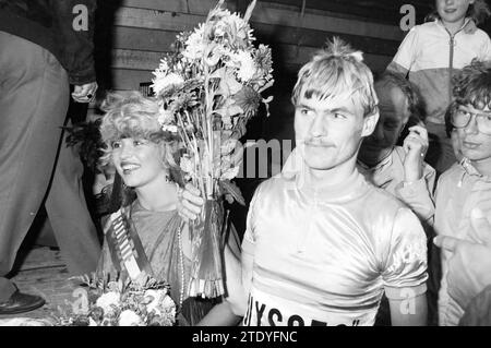 Tour de Vijfhuizen, Cyclisme, Vijfhuizen, 04-09-1984, Whizgle nouvelles du passé, adapté pour l'avenir. Explorez les récits historiques, l'image de l'agence néerlandaise avec une perspective moderne, comblant le fossé entre les événements d'hier et les perspectives de demain. Un voyage intemporel façonnant les histoires qui façonnent notre avenir. Banque D'Images