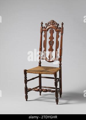 Chaise, Anonyme, 1700 - 1750 chaise en bois de cerisier avec siège de tapis. Les jambes, les cinq sports et la croix en forme de H sont tournées et exhibent en plus des deux sports arrière. Les styles de coin du dos sont bondés en forme de colonne. Les seuils inférieur et supérieur sont festonnés. Le seuil supérieur a reçu un vase poignardé avec des fleurs, flanqué d'Acanthus-Voluten. La voie centrale a une brèche de rosette au milieu et, comme les deux autres styles, est découpée. Les styles de coin sont couronnés par des vases. Pays-Bas septentrionaux Bois des pays-Bas (matériel végétal). Cerisier (bois) chaise en bois de cerisier avec tapis Banque D'Images