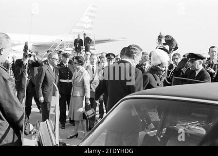 La princesse BEATRIX et le prince CLAUS sont accueillis par la reine JULIANA et le prince BERNHARD à leur retour de leur lune de miel., Schiphol, 29-04-1966, Whizgle News from the Past, taillé pour l'avenir. Explorez les récits historiques, l'image de l'agence néerlandaise avec une perspective moderne, comblant le fossé entre les événements d'hier et les perspectives de demain. Un voyage intemporel façonnant les histoires qui façonnent notre avenir. Banque D'Images