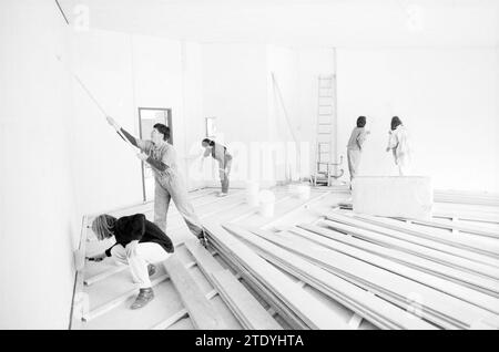 Les parents construisent une école Rudolf Steiner School Schalkwijk, Schools, Haarlem, pays-Bas, 24-03-1990, Whizgle nouvelles du passé, adaptées à l'avenir. Explorez les récits historiques, l'image de l'agence néerlandaise avec une perspective moderne, comblant le fossé entre les événements d'hier et les perspectives de demain. Un voyage intemporel façonnant les histoires qui façonnent notre avenir. Banque D'Images