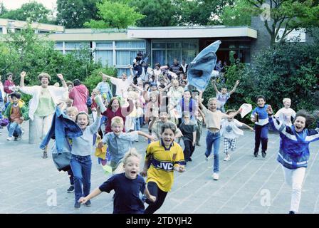 Dernier jour scolaire de la saison à la Waddenschool, Haarlem, pays-Bas, 22-07-1999, Whizgle News from the Past, taillé pour l’avenir. Explorez les récits historiques, l'image de l'agence néerlandaise avec une perspective moderne, comblant le fossé entre les événements d'hier et les perspectives de demain. Un voyage intemporel façonnant les histoires qui façonnent notre avenir. Banque D'Images