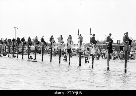Concours de pole sitting Oosterduinse Meer Noordwijkerhout, Noordwijkerhout, 00-00-1982, Whizgle nouvelles du passé, adaptées à l'avenir. Explorez les récits historiques, l'image de l'agence néerlandaise avec une perspective moderne, comblant le fossé entre les événements d'hier et les perspectives de demain. Un voyage intemporel façonnant les histoires qui façonnent notre avenir. Banque D'Images