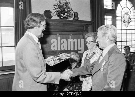 Le maire présente une décoration royale à un habitant de Zandvoort dans la chambre du conseil, Zandvoort, Whizgle News from the Past, taillée pour l’avenir. Explorez les récits historiques, l'image de l'agence néerlandaise avec une perspective moderne, comblant le fossé entre les événements d'hier et les perspectives de demain. Un voyage intemporel façonnant les histoires qui façonnent notre avenir. Banque D'Images