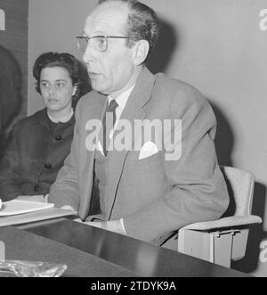 Mardi après-midi, notre couple royal et la princesse Beatrix ont quitté Schiphol pour le Mexique pour la visite d’État qui y sera effectuée du 10 au 17 avril. Après le départ, le secrétaire particulier de la reine, Jan van der Hoeven, accompagné de la secrétaire de la princesse Irène, LMS. Marie Wijnen, a fait une déclaration dans la salle de presse de Schiphol au sujet du mariage de la princesse Irène CA. 7 avril 1964 Banque D'Images