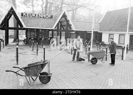 Travaux finaux avant l'ouverture, domaine de la Fondation Keukenhof à lisse, Stationsweg, 27-03-1988, Whizgle News from the Past, taillé pour l'avenir. Explorez les récits historiques, l'image de l'agence néerlandaise avec une perspective moderne, comblant le fossé entre les événements d'hier et les perspectives de demain. Un voyage intemporel façonnant les histoires qui façonnent notre avenir. Banque D'Images