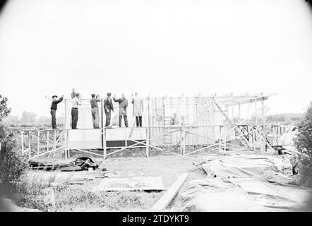 Bungalow en 2 jours à Heemskerk, Construction, chantiers, 10-08-1960, Whizgle nouvelles du passé, sur mesure pour l'avenir. Explorez les récits historiques, l'image de l'agence néerlandaise avec une perspective moderne, comblant le fossé entre les événements d'hier et les perspectives de demain. Un voyage intemporel façonnant les histoires qui façonnent notre avenir. Banque D'Images