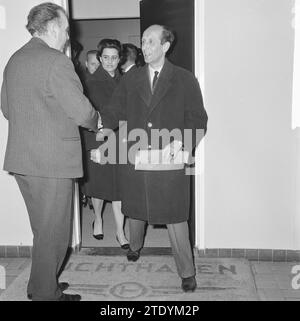 Mardi après-midi, notre couple royal et la princesse Beatrix ont quitté Schiphol pour le Mexique pour la visite d’État qui y sera effectuée du 10 au 17 avril. Après le départ, le secrétaire particulier de la reine, M. J. van der Hoeven, accompagné de la secrétaire de la princesse Irène à côté de lui, a déposé Mme Wijnen, qui a fait une déclaration dans la salle de presse de Schiphol au sujet du mariage de la princesse Irène CA. 7 avril 1964 Banque D'Images