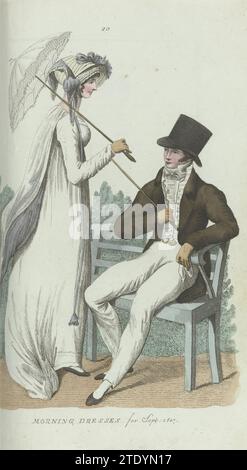 Elegantia, ou magazine de mode, luxe et goût pour les femmes, septembre 1807, no. 20 : Morning Dresses du 1807 septembre 1807 selon le texte d'accompagnement (p. 296): "Un costume anglais complètement nouveau selon le London Fashion Journal pour sept." La femme porte une robe de musseline blanche unie des Indiens de l'est avec un remorquage médiocre. Chapeau de paille 'à la bohemienne' avec rubans de couleur lilas et relié sous le menton avec une toile de couleur lilas. Manteau blanc satiné avec doublure de couleur lilas. Blanc 'ombrette' (parasol) à la main. L'homme porte une veste noire de couleur olive avec un col dans le même col Banque D'Images