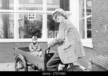 Série de chômeurs : Homme dans la salle d'attente - gardienne d'enfants - ne sachant plus la direction, chômeurs, chômage, 27-10-1982, Whizgle nouvelles du passé, adapté pour l'avenir. Explorez les récits historiques, l'image de l'agence néerlandaise avec une perspective moderne, comblant le fossé entre les événements d'hier et les perspectives de demain. Un voyage intemporel façonnant les histoires qui façonnent notre avenir. Banque D'Images