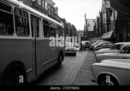 Conséquences pour la circulation motorisée et les piétons en raison de la fermeture de la Grote Houtstraat pour la circulation de transit, Noord Zuid Hollandse Vervoersmaatschappij N.V., NZ, circulation, circulation sûre, Haarlem, Damstraat, pays-Bas, 25-02-1961, Whizgle News from the Past, taillé pour l'avenir. Explorez les récits historiques, l'image de l'agence néerlandaise avec une perspective moderne, comblant le fossé entre les événements d'hier et les perspectives de demain. Un voyage intemporel façonnant les histoires qui façonnent notre avenir. Banque D'Images