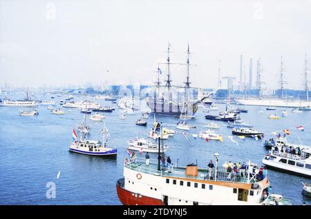 Naviguez à Amsterdam 1990 navires dans le canal de la mer du Nord, Whizgle News from the Past, adapté pour l'avenir. Explorez les récits historiques, l'image de l'agence néerlandaise avec une perspective moderne, comblant le fossé entre les événements d'hier et les perspectives de demain. Un voyage intemporel façonnant les histoires qui façonnent notre avenir. Banque D'Images