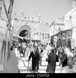 Côté ville de la porte de Damas avec des piétons et une maison de thé ca. 1950-1955 Banque D'Images