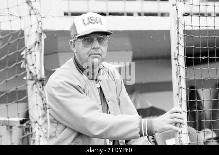 Coach America, Bennet, Championnats du monde de baseball 1986, 20-07-1986, Whizgle News from the Past, taillé pour l'avenir. Explorez les récits historiques, l'image de l'agence néerlandaise avec une perspective moderne, comblant le fossé entre les événements d'hier et les perspectives de demain. Un voyage intemporel façonnant les histoires qui façonnent notre avenir. Banque D'Images