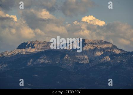 Montagne de Puig Major vue depuis Puig de Bonany un matin de printemps (Majorque, Îles Baléares, Espagne) ESP : Puig Major visto desde el Puig de Bonany Banque D'Images