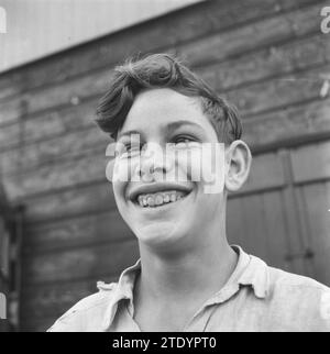 Portrait d'un garçon souriant et aux yeux croisés ca. Octobre 1945 Banque D'Images