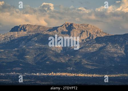 Montagne de Puig Major vue depuis Puig de Bonany un matin de printemps (Majorque, Îles Baléares, Espagne) ESP : Puig Major visto desde el Puig de Bonany Banque D'Images