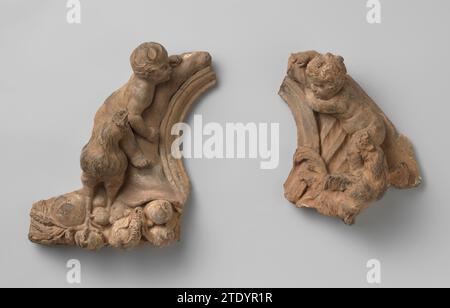Modèle pour une lunette avec putti et cockerels pour l'Hôtel de ville d'Amsterdam (aujourd'hui Palais Royal) sur la place du Dam, Artus Quellinus (I), c. 1650 - c. 1651 le fragment de la moitié gauche donne une partie du cadre avec une corne d'où tombent les fruits; un enfant grimpe contre la corne avec un coq couronnant. Le fragment de la moitié droite donne une partie du cadre avec la corne blessée, où l'enfant enroule ses bras autour d'elle ; contre lui sur un coq gémissant. Amsterdam Terracotta (matériau argileux) le fragment de la moitié gauche donne une partie du cadre avec une corne d'où tombent les fruits ; Un enfant grimpe aga Banque D'Images
