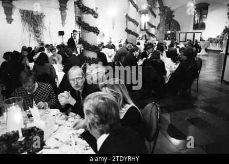 Dîner dans le Vleeshal, livre et art, Haarlem, Nederland, 09-10-1992, Whizgle nouvelles du passé, adaptées à l'avenir. Explorez les récits historiques, l'image de l'agence néerlandaise avec une perspective moderne, comblant le fossé entre les événements d'hier et les perspectives de demain. Un voyage intemporel façonnant les histoires qui façonnent notre avenir. Banque D'Images