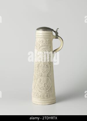 Tankard (schnelle) avec scènes bibliques, F. Track (attribué à l'atelier de), c. 1559 - c. 1570 Jug (schnelle) en grès avec corps cylindrique, conique et oreille en forme de C. Profils sous le bord et au-dessus du pied. Sur le corps en relief trois fois une boîte allongée imprimée et imposée avec des représentations bibliques. Les deux sujets extérieurs avec trois médaillons avec une performance de Salomon, David et Daniel, entourés de vignes fleuries et de grotesken. Le sujet du milieu avec la présentation du Christ et du Doornenkring avec un cartouche avec la date '1559' entre les deux. Tout cela est entouré Banque D'Images