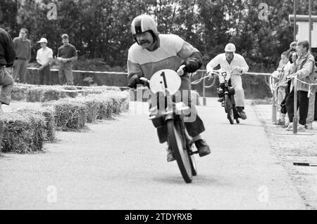 Solex race Rijsenhout, motocyclistes, cyclomoteurs, Rijsenhout, 14-06-1987, Whizgle nouvelles du passé, adaptées à l'avenir. Explorez les récits historiques, l'image de l'agence néerlandaise avec une perspective moderne, comblant le fossé entre les événements d'hier et les perspectives de demain. Un voyage intemporel façonnant les histoires qui façonnent notre avenir. Banque D'Images