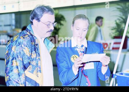 Travailleur de vacances, Jasmijn KLM. Schiphol., 24-06-1996, Whizgle News from the Past, taillé pour l'avenir. Explorez les récits historiques, l'image de l'agence néerlandaise avec une perspective moderne, comblant le fossé entre les événements d'hier et les perspectives de demain. Un voyage intemporel façonnant les histoires qui façonnent notre avenir. Banque D'Images