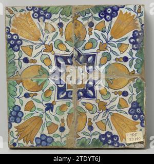 Champ de quatre tuiles avec motif de grappes de raisin, tulipes, grenades et étoiles, anonyme, c. 1600 - c. 1625 champ de quatre tuiles (2 x 2) avec un motif multicolore (bleu, vert, jaune, orange et violet) formé de quatre tuiles avec des grenades, grappes de raisin et tulipes autour d'une étoile. Faïence néerlandaise. Majolique de glaçage d'étain champ de quatre tuiles (2 x 2) avec un motif multicolore (bleu, vert, jaune, orange et violet) formé de quatre tuiles avec des grenades, des grappes de raisin et des tulipes autour d'une étoile. Faïence néerlandaise. majolique de glaçure d'étain Banque D'Images