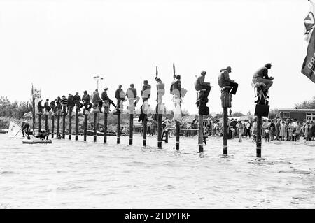 Concours de pole sitting Oosterduinse Meer Noordwijkerhout, Noordwijkerhout, 00-00-1982, Whizgle nouvelles du passé, adaptées à l'avenir. Explorez les récits historiques, l'image de l'agence néerlandaise avec une perspective moderne, comblant le fossé entre les événements d'hier et les perspectives de demain. Un voyage intemporel façonnant les histoires qui façonnent notre avenir. Banque D'Images