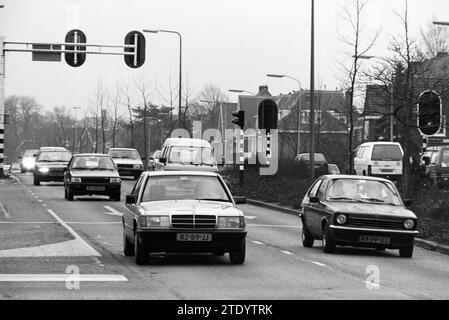 Trafic sur la Heemsteedse Dreef, Heemstede, Heemsteedse Dreef, pays-Bas, 23-01-1991, Whizgle nouvelles du passé, adaptées à l'avenir. Explorez les récits historiques, l'image de l'agence néerlandaise avec une perspective moderne, comblant le fossé entre les événements d'hier et les perspectives de demain. Un voyage intemporel façonnant les histoires qui façonnent notre avenir. Banque D'Images