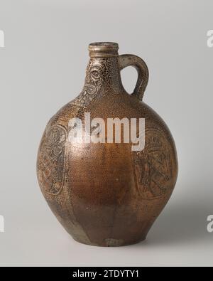 Jug (Bartmann Jug) avec les armoiries d'Amterdam, anonyme, c. 1660 Jug (barbe plus brousse) en grès sur la surface debout avec un corps sphérique et un col étroit. L'oreille en forme de C est fixée au cou et à l'épaule. Profils sur le cou. Recouvert d'un engobe brun. Trois fois un médaillon imprimé et imposé avec l'arme couronnée d'Amsterdam, flanqué de Leeuwen. Sur l'arme la date '1660', l'inscription 'IA' et 'Staw' en image miroir. Sur le cou, continuellement sur l'épaule, un homme barbu. Frechten. Grès pour joues. glaçage. Pichet à vitrification engobe (buisson de barbe) Banque D'Images