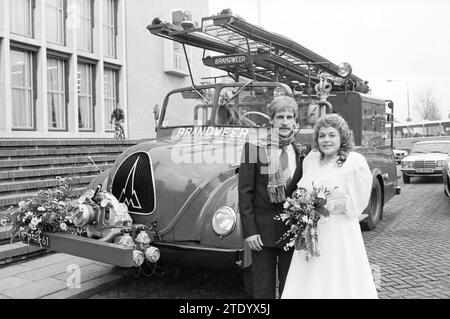 Mariage de M. Michel avec un vieux pompier IJm., mariage, IJmuiden, pays-Bas, 16-12-1983, Whizgle nouvelles du passé, adaptées à l'avenir. Explorez les récits historiques, l'image de l'agence néerlandaise avec une perspective moderne, comblant le fossé entre les événements d'hier et les perspectives de demain. Un voyage intemporel façonnant les histoires qui façonnent notre avenir. Banque D'Images