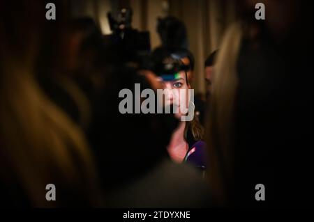 Mathilde Panot, présidente du groupe la France Insoumise à l’Assemblée nationale française, s’adresse à la presse après le vote et l’approbation du projet de loi sur le contrôle de l’immigration, à l’Assemblée nationale française à Paris, le 19 décembre 2023. Mardi, le président français Emmanuel Macron faisait face à une rébellion au sein de son propre parti de députés de gauche après qu’un projet de loi sur l’immigration plus sévère ait gagné le soutien de l’extrême droite sous Marine le Pen alors qu’il avançait au Parlement. Les ONG ont qualifié cette mesure de loi sur l'immigration de « plus régressive » depuis des décennies. Une commission de la chambre haute Banque D'Images