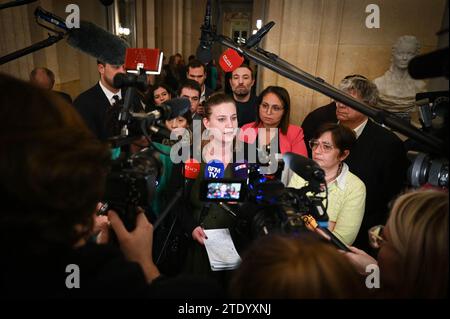 Mathilde Panot, présidente du groupe la France Insoumise à l’Assemblée nationale française, s’adresse à la presse après le vote et l’approbation du projet de loi sur le contrôle de l’immigration, à l’Assemblée nationale française à Paris, le 19 décembre 2023. Mardi, le président français Emmanuel Macron faisait face à une rébellion au sein de son propre parti de députés de gauche après qu’un projet de loi sur l’immigration plus sévère ait gagné le soutien de l’extrême droite sous Marine le Pen alors qu’il avançait au Parlement. Les ONG ont qualifié cette mesure de loi sur l'immigration de « plus régressive » depuis des décennies. Une commission de la chambre haute Banque D'Images